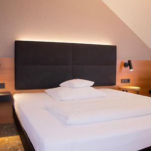 Großes Zimmer mit Kingsize-Bett